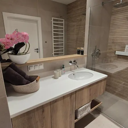 Luxurious Cinnamon Apartment, Self Check-in 24h, Free Parking, Air-conditioning Апартаменты *