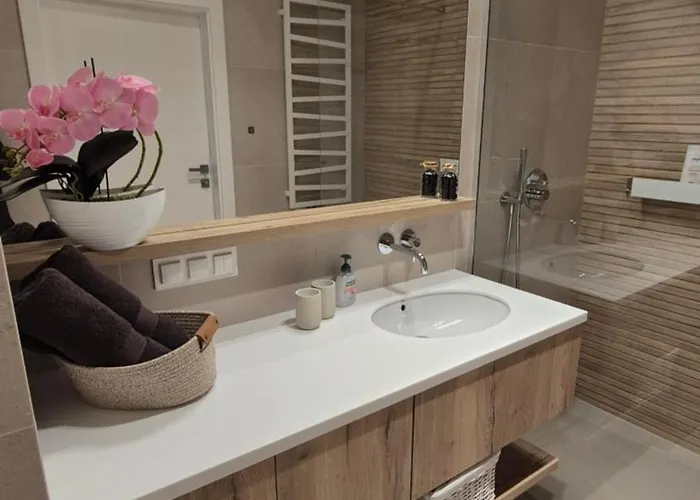 Luxurious Cinnamon Apartment, Self Check-in 24h, Free Parking, Air-conditioning Apartment *